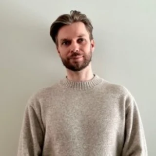 Jan Robert Maenmaa author profile photograph