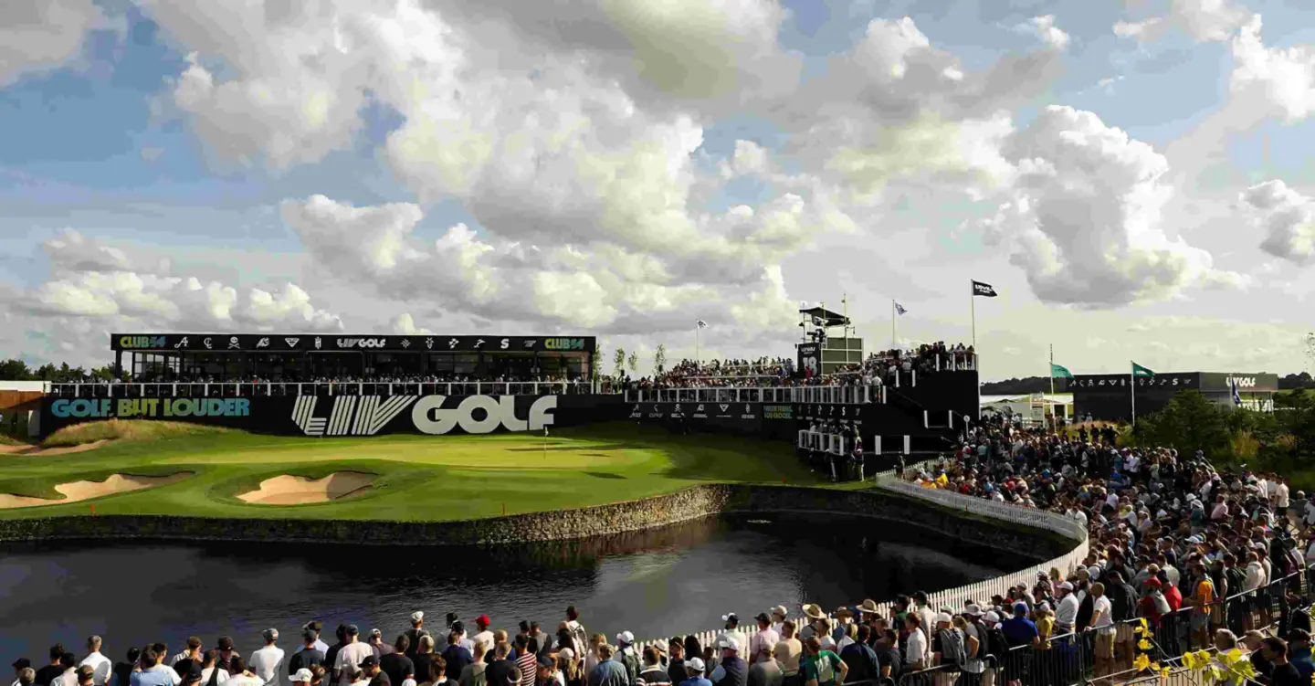 Minimal editorial illustration of a mobile phone displaying a live golf leaderboard and in-play